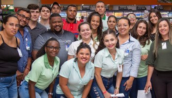 Colaboradores da Copercana recebem treinamento em exposição e reposição de mercadorias e testam, na prática