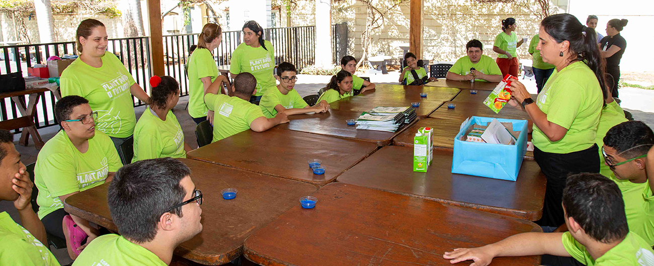 Alunos do Plantando se divertem aprendendo sobre reciclagem de papel