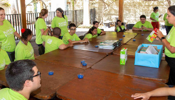 Alunos do Plantando se divertem aprendendo sobre reciclagem de papel