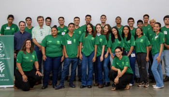 Estudantes do Programa Aprendiz Rural 2023 recebem camisetas na Unidade de Grãos III da Copercana