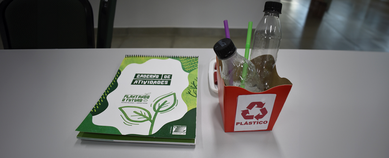 Alunos do Projeto Plantando o Futuro aprendem sobre a reciclagem de plástico