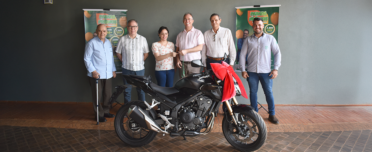 Copercana entrega motocicleta Honda CB 500F para ganhadora da campanha Parada de Prêmios