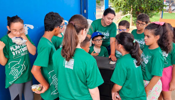 Alunos da EMEI Profa. Magda Contart dos Santos participam de oficina de compostagem com o projeto Plantando o Futuro