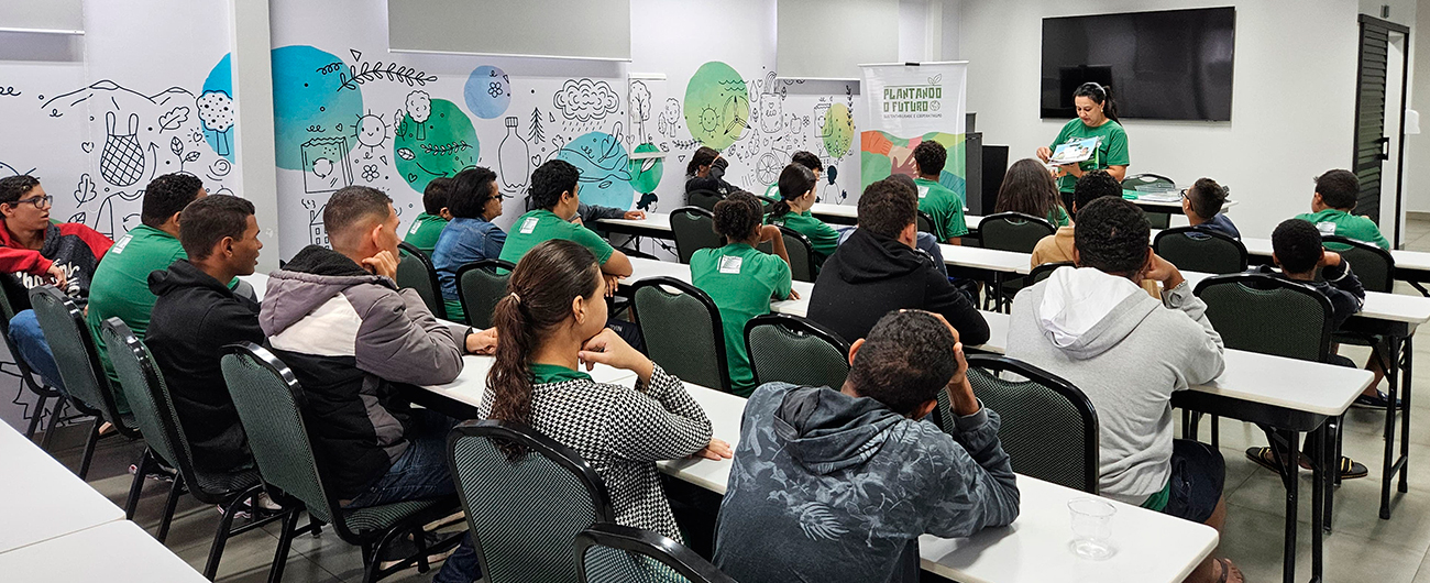 Alunos da APAE de Sertãozinho participam de atividades educativas do Programa Plantando o Futuro