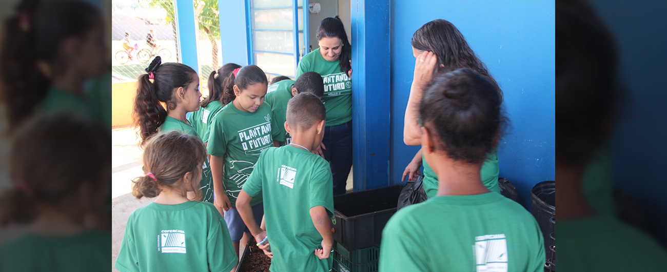Em Pontal, os alunos do Plantando o Futuro produzem “Jornal do meio ambiente” e acompanham o processo de compostagem