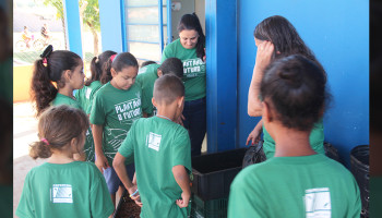 Em Pontal, os alunos do Plantando o Futuro produzem “Jornal do meio ambiente” e acompanham o processo de compostagem
