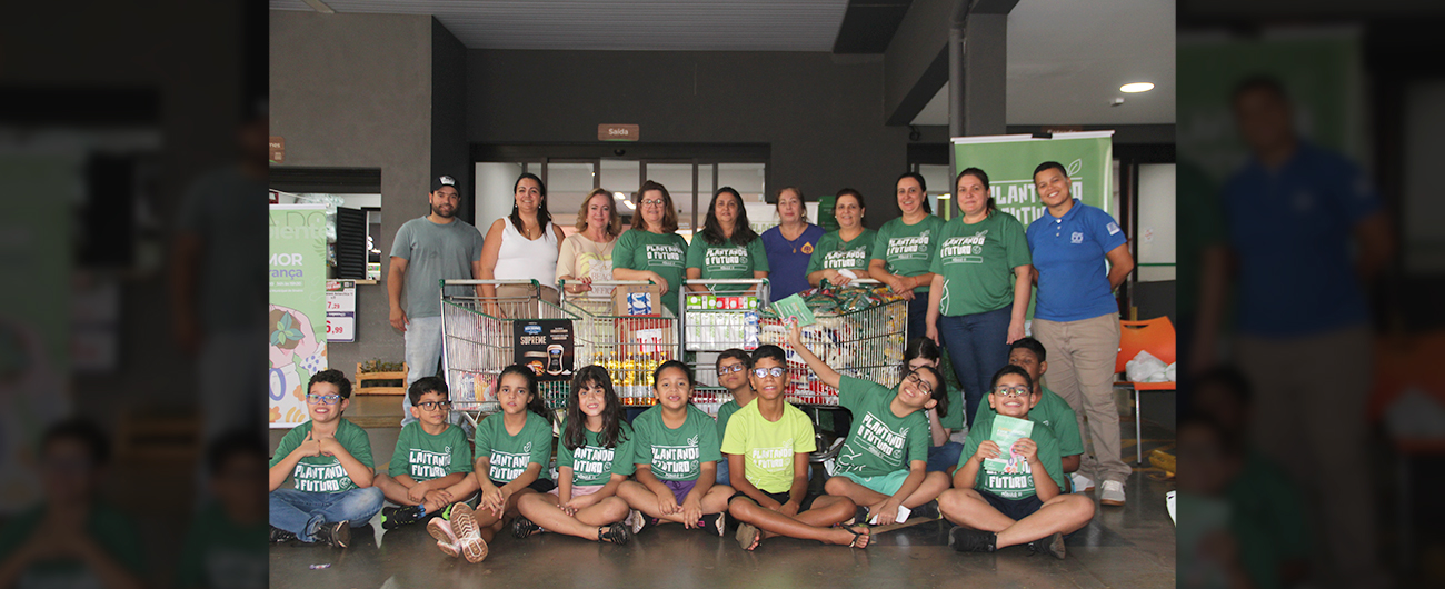 Plantando o Futuro promove ação no supermercado Copercana de Pontal durante a semana do meio ambiente