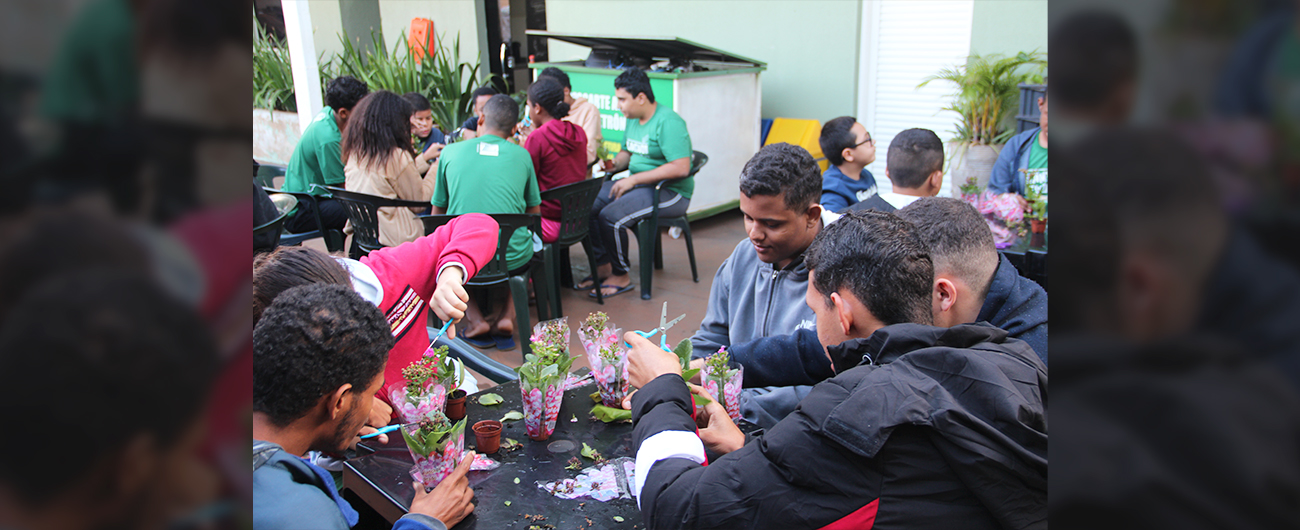 Alunos do Plantando o Futuro realizam poda para revitalização de plantas