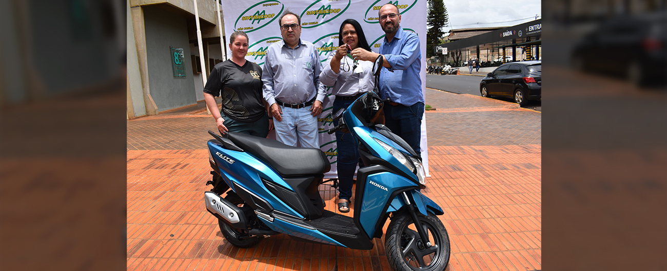 Colaboradora da Copercana é premiada com moto 0 km em Assembleia do Sintracoop