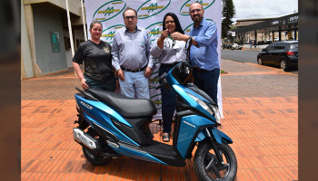 Colaboradora da Copercana é premiada com moto 0 km em Assembleia do Sintracoop