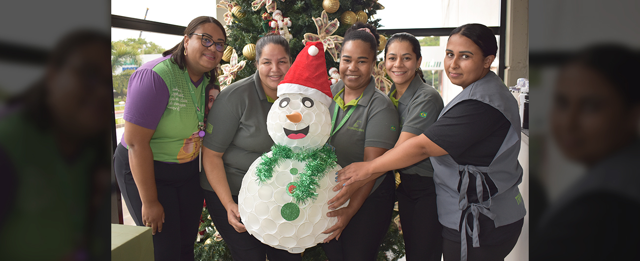 Trabalho sustentável feito por colaboradoras compõem a decoração de Natal do Supermercado Loja 49 