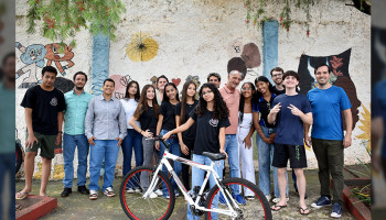 Iniciativa conjunta valoriza educação ambiental e premia aluna com bicicleta