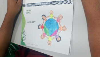 Alunos do projeto Plantando o Futuro participam de atividade artística sobre cooperativismo