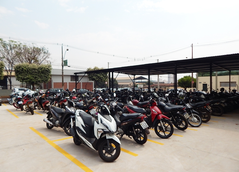 Um novo estacionamento para as motocicletas e bicicletas
