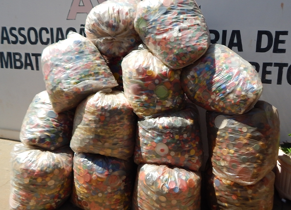 Copercana entrega doação de tampinhas plásticas à AVCC de Barretos