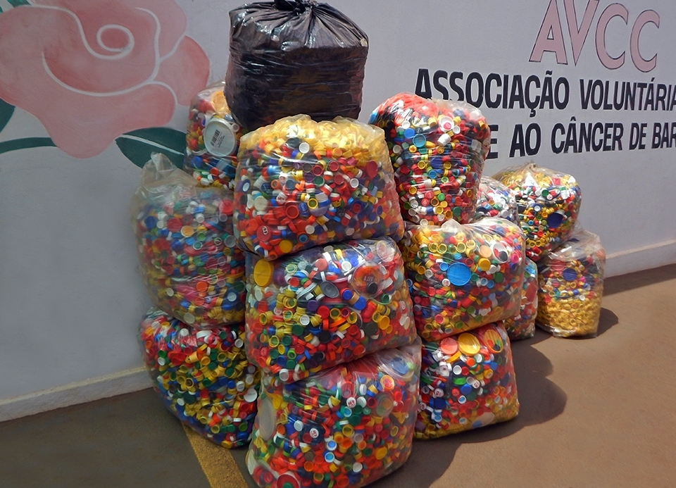 Copercana entrega doação de tampinhas à AVCC