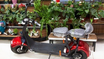 Contemplados na promoção Aniversário Premiado Copercana recebem as chaves das Scooters