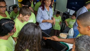 Alunos do Projeto Plantando o Futuro aprendem sobre compostagem