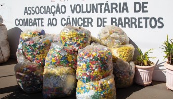 Transformando tampinhas de plástico em recursos para quem precisa
