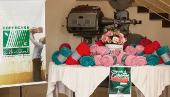 Copercana doa cobertores à população carente de Serrana